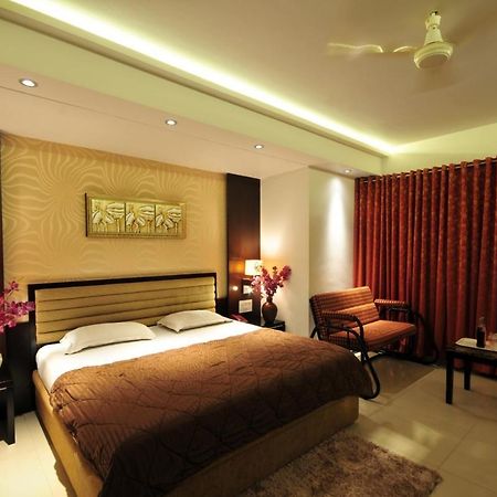 Hotel Surabhi Regency Ānand Екстериор снимка