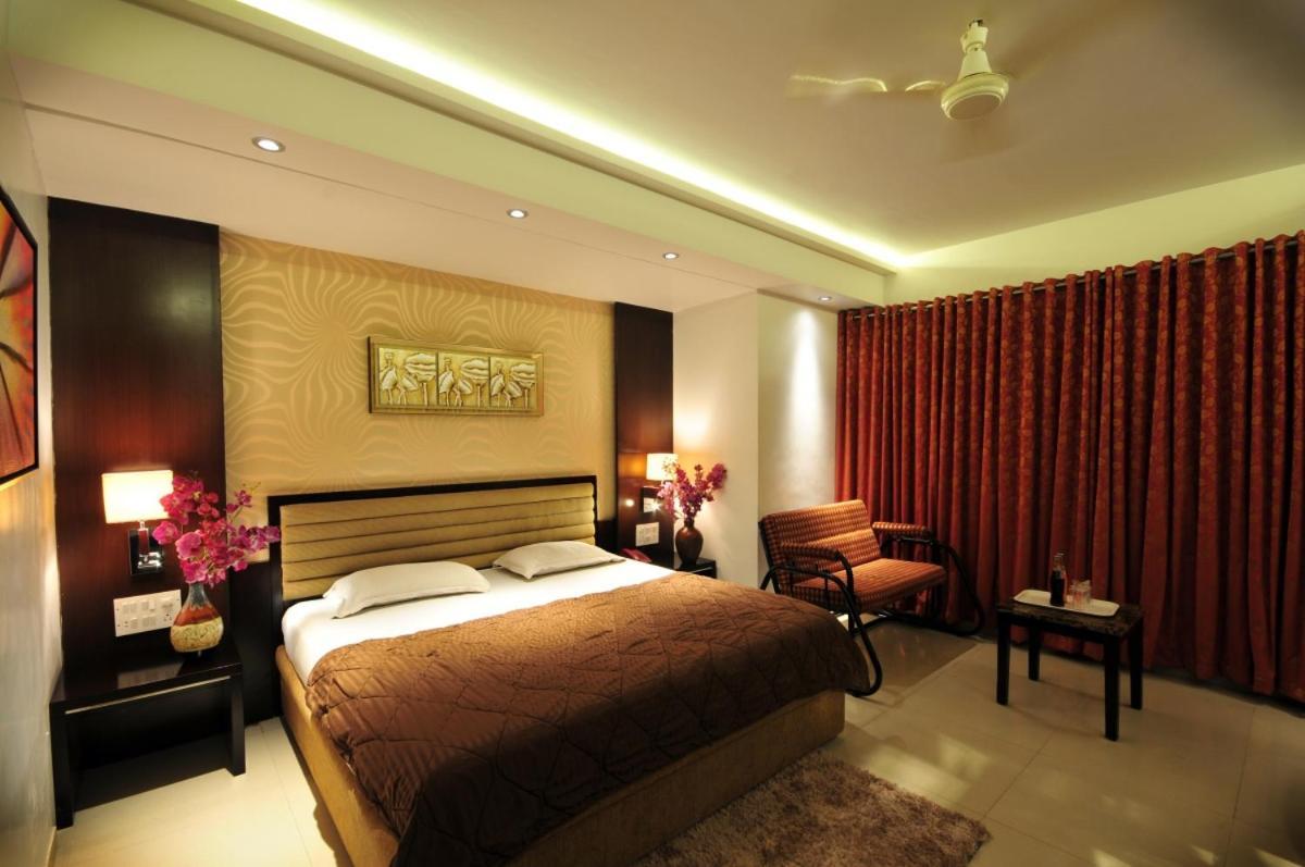Hotel Surabhi Regency Ānand Екстериор снимка