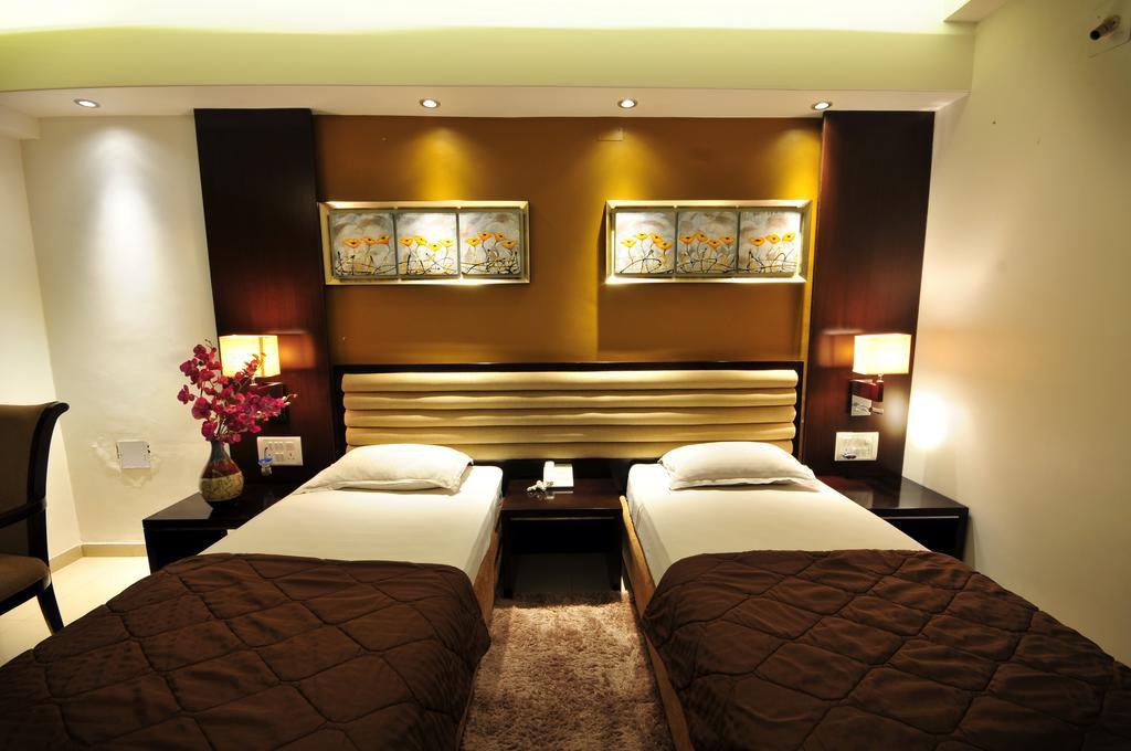 Hotel Surabhi Regency Ānand Стая снимка