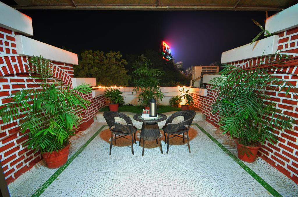 Hotel Surabhi Regency Ānand Екстериор снимка