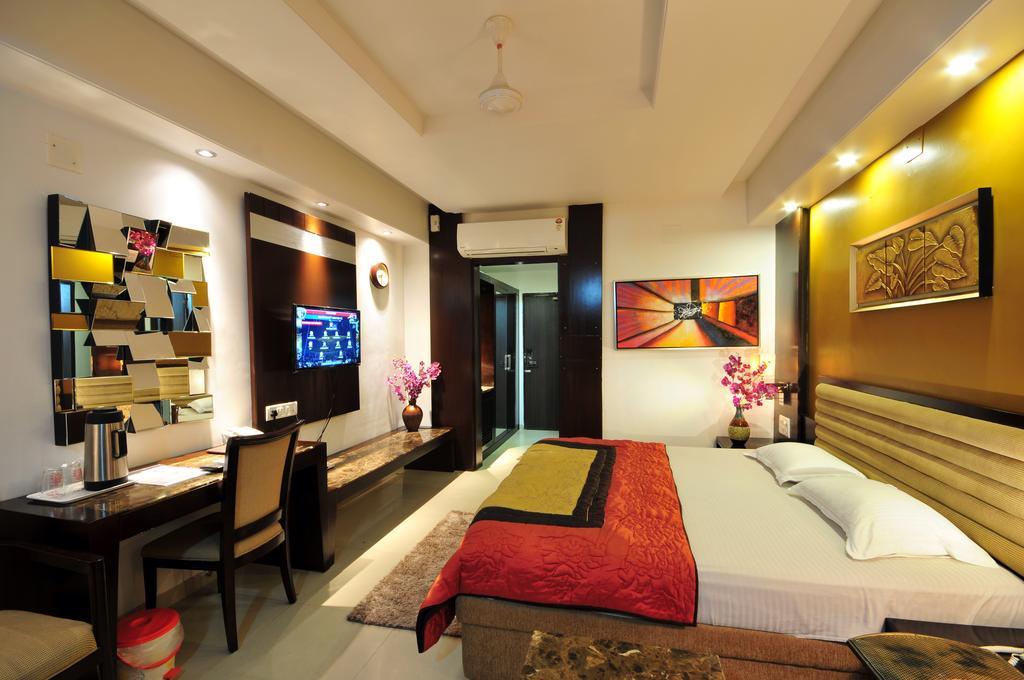 Hotel Surabhi Regency Ānand Екстериор снимка
