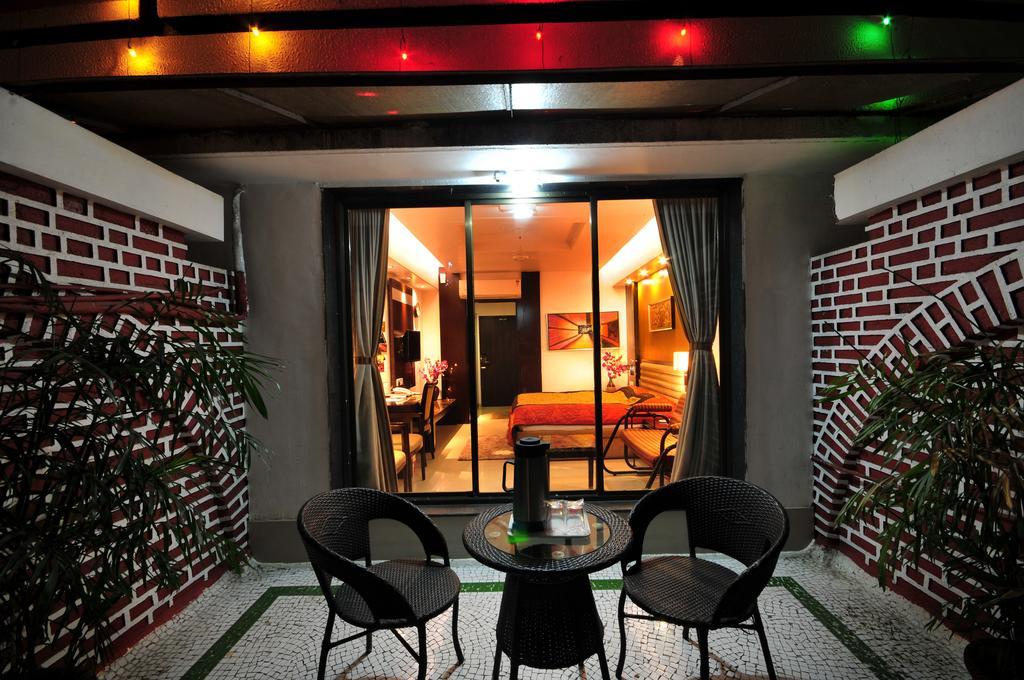 Hotel Surabhi Regency Ānand Екстериор снимка