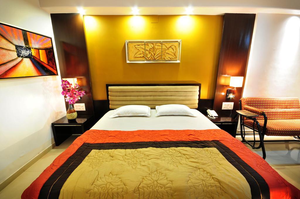 Hotel Surabhi Regency Ānand Екстериор снимка