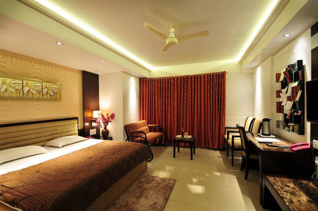 Hotel Surabhi Regency Ānand Екстериор снимка