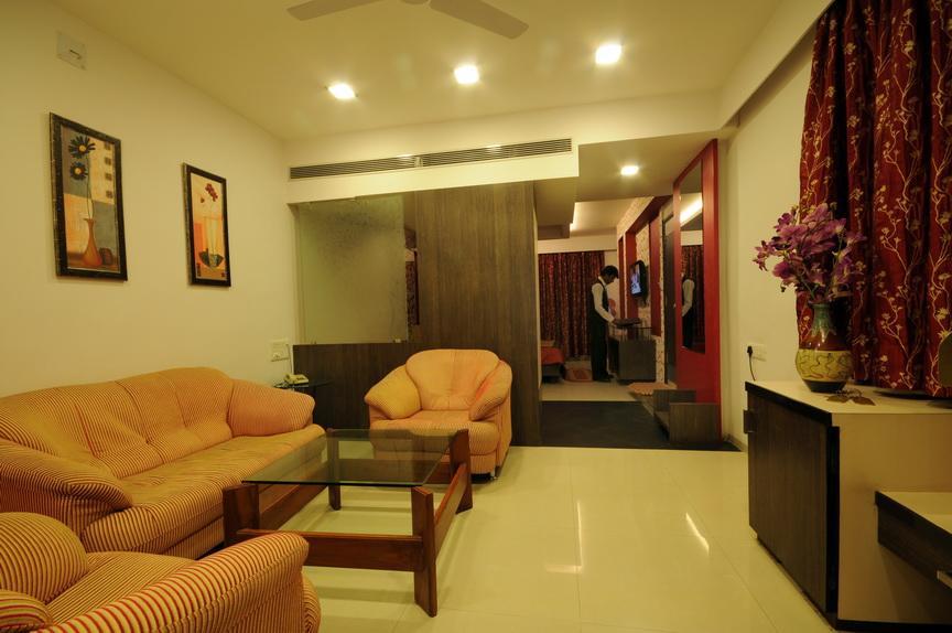Hotel Surabhi Regency Ānand Екстериор снимка