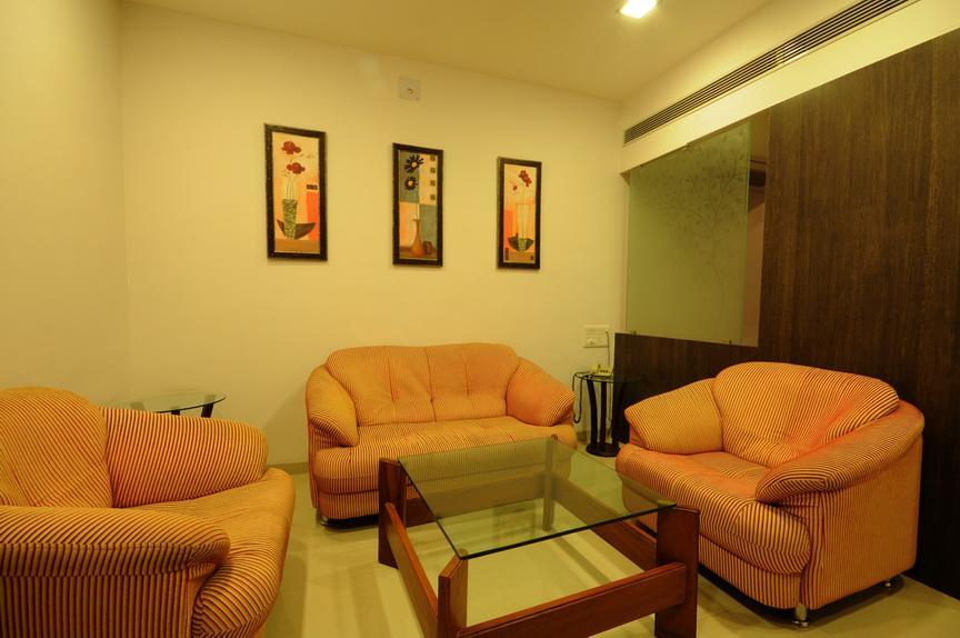 Hotel Surabhi Regency Ānand Екстериор снимка