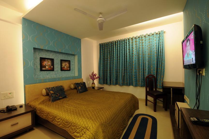 Hotel Surabhi Regency Ānand Екстериор снимка
