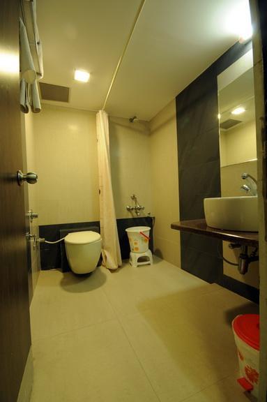 Hotel Surabhi Regency Ānand Екстериор снимка