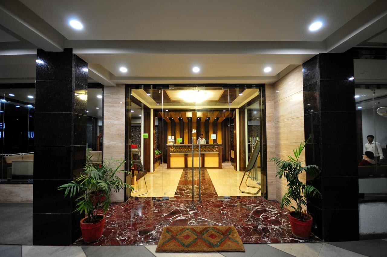 Hotel Surabhi Regency Ānand Екстериор снимка