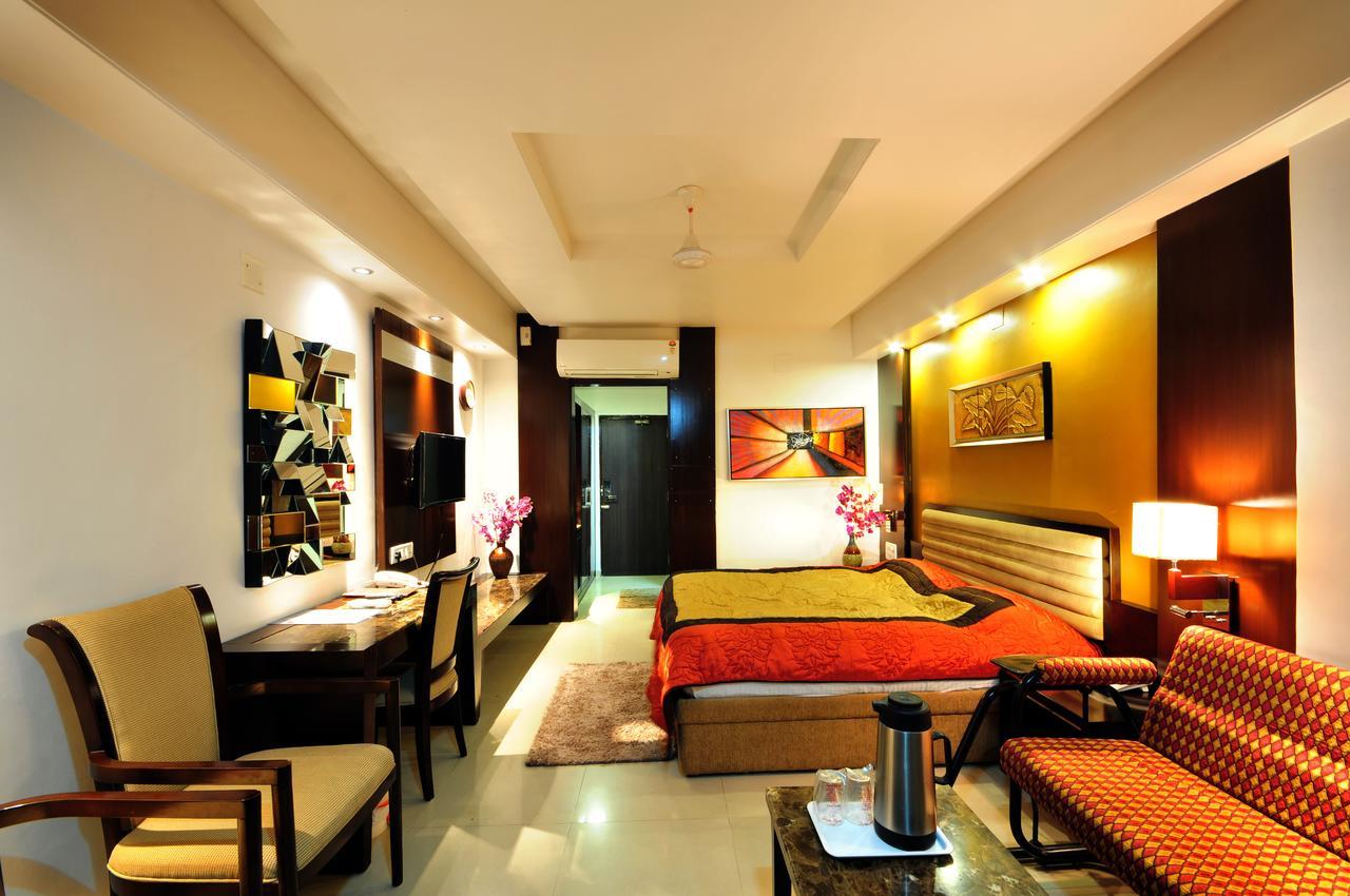 Hotel Surabhi Regency Ānand Екстериор снимка