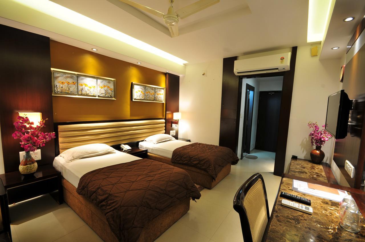 Hotel Surabhi Regency Ānand Екстериор снимка
