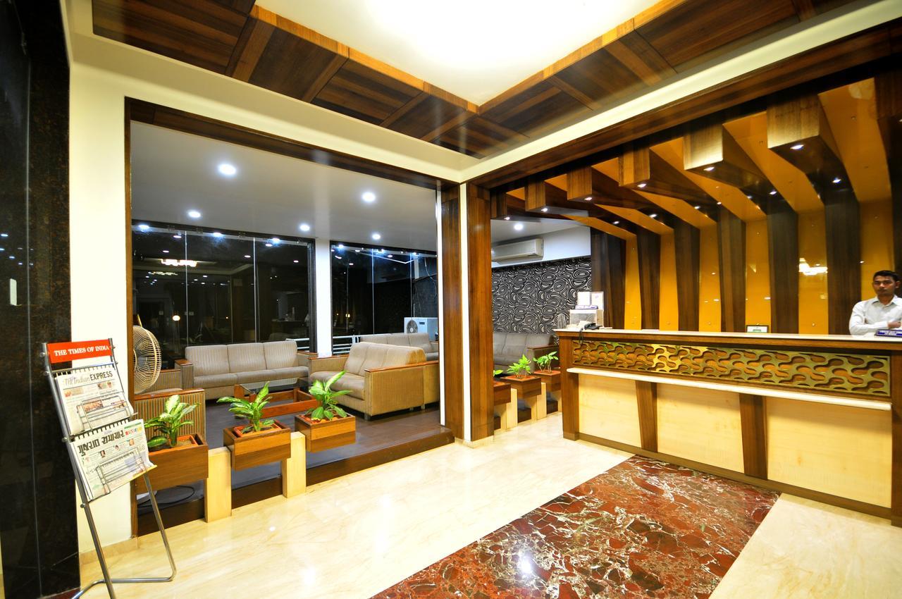 Hotel Surabhi Regency Ānand Екстериор снимка