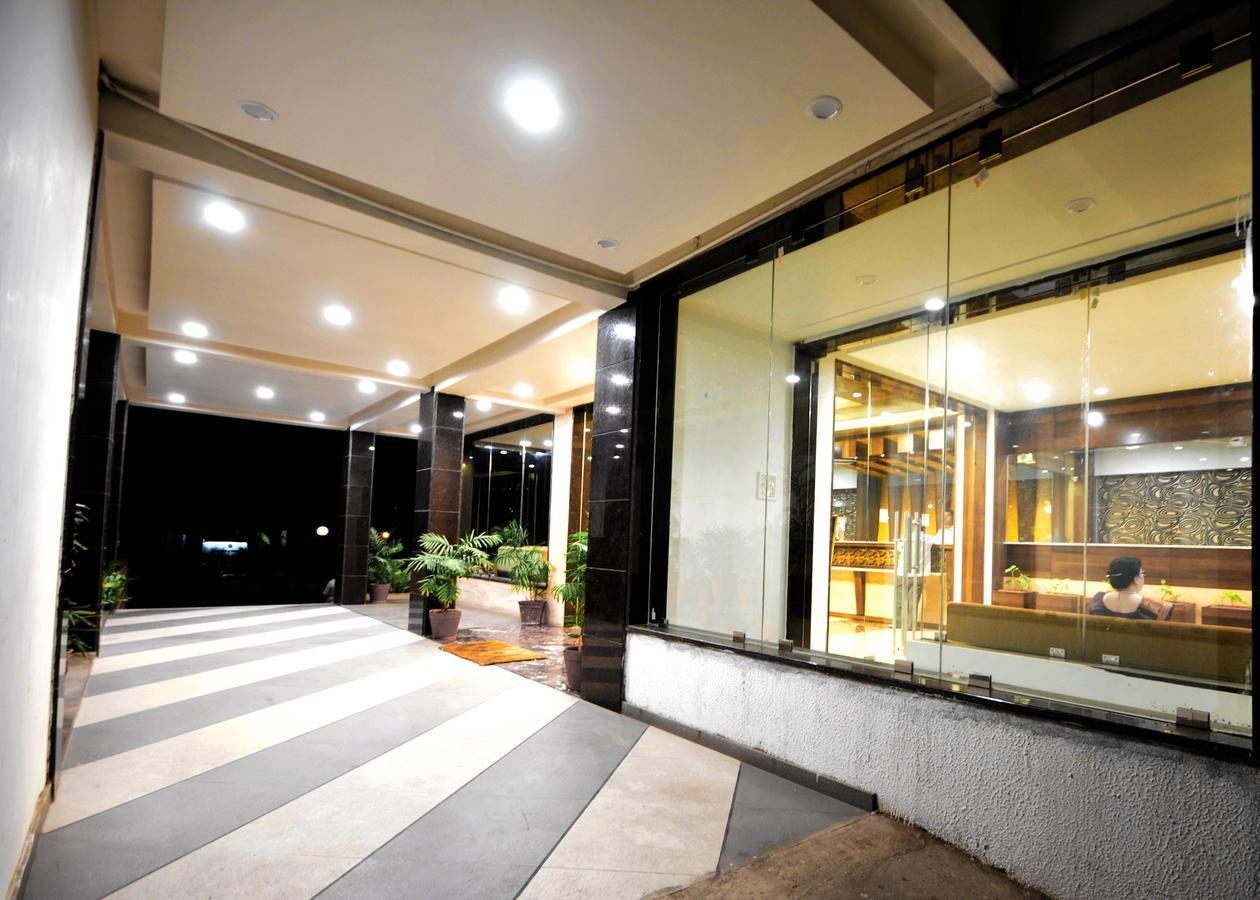 Hotel Surabhi Regency Ānand Екстериор снимка